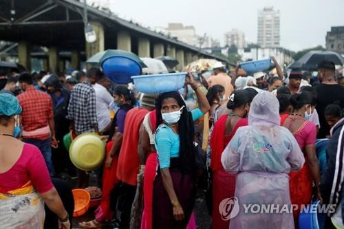 코로나19 확산세 속에서도 사람들로 혼잡한 인도 뭄바이의 수산시장. [로이터=연합뉴스]