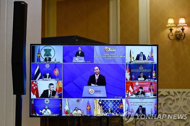 화상으로 열린 '아세안 외교장관회의' (하노이 AFP=연합뉴스) 베트남 하노이에서 9일 개막한 '제53차 아세안(ASEAN·동남아시아국가연합) 외교장관회의'가 TV 스크린에 비친 모습. 개막식에서 연설하는 응우옌 쑤언 푹(중앙) 베트남 총리 주변으로 아세안 회원국 외교장관들의 모습이 보인다. 이번 회의는 신종 코로나바이러스 감염증(코로나19) 예방을 위해 화상으로 진행된다. sungok@yna.co.kr