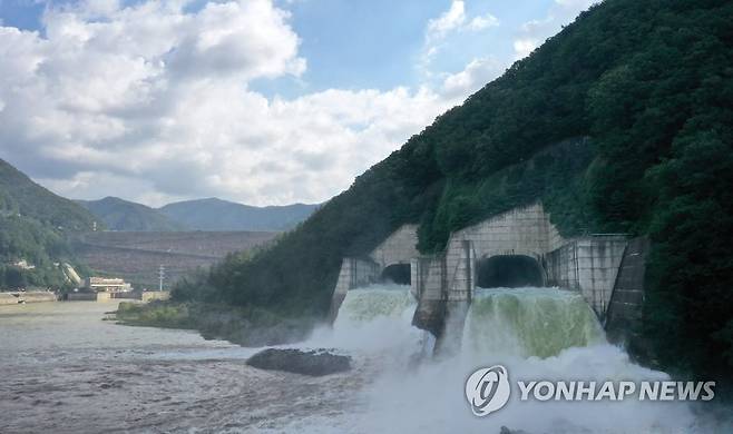 지난 4일 보조여수로 연 소양강댐 [연합뉴스 자료사진]