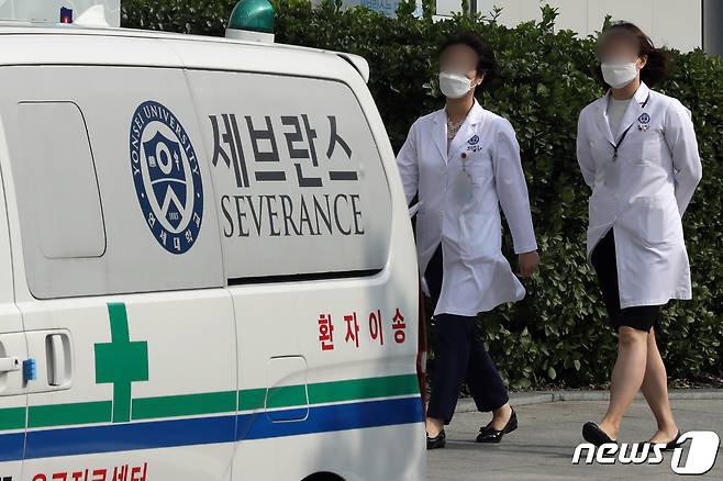 9일 오전 서울 서대문구 신촌세브란스병원에서 의료진들이 발걸음을 옮기고 있다. 이 병원에서는 10일 오전까지 10명의 신종 코로나바이러스 감염증(코로나19) 확진자가 나왔다. 2020.9.9/뉴스1 © News1 황기선 기자