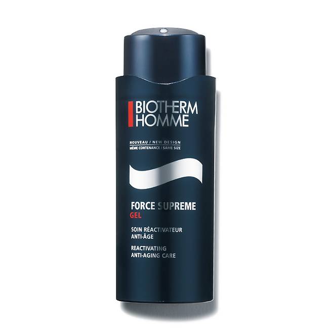 비오템 옴므 포스 수프림 모이스춰라이저 8만2천원대. 턱 아래까지 처진 피부를 하늘 위로 올라붙게하기 위해 단연코 꼭 필요한 산뜻한 젤 타입의 모이스처라이저. 피부 속부터 활력을 불어넣는 삼나무 추출물, 주름과 탄력을 개선하는 프록실린TM 성분이 탄탄하고 건강한 피부로 만들어준다. 류준열이 언제 어디서나 꼭 휴대하는 자석템!