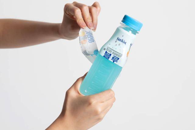 절취선이 없는 페트 라벨의 경우, 벗겨내는 도중 라벨이 찢어지기 일쑤라 특히 번거롭다.