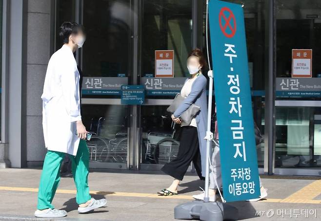 [서울=뉴시스] 고범준 기자 = 의대정원 확대 등에 반대하며 집단휴진을 이어온 전공의들이 일부 복귀한 8일 오전 서울 송파구 서울아산병원에서 전공의들이 이동하고 있다. 2020.09.08.   bjko@newsis.com