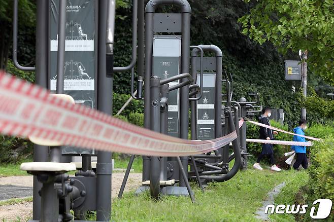 신종 코로나바이러스 감염증(코로나19) 예방을 위해 2.5단계 사회적 거리두기가 이어지고 있는 가운데 9일 오후 서울 종로구 인왕산 운동공간이 폐쇄돼있다./뉴스1 © News1 황기선 기자