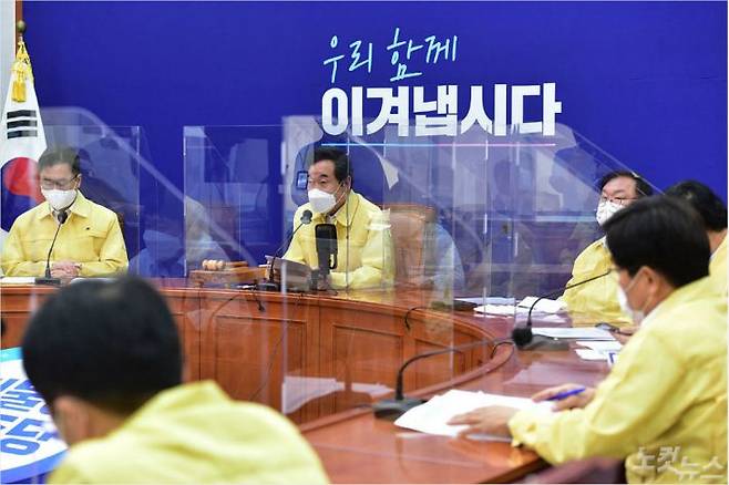 더불어민주당 이낙연 대표가 9일 오전 국회에서 열린 당 최고위원회의에서 모두발언을 하고 있다. 윤창원기자