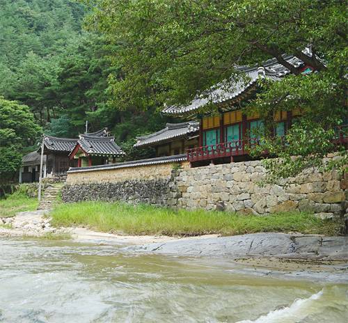 석천계곡 주변에 위치한 석천정사는 전통 건축이 자연 경관과 자연스럽게 어울리며 뛰어난 풍경을 선사한다.