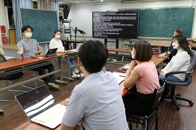 함께하는장애인교원노조(장교조) 소속 교사들이 8월29일 서울 종로구 노들장애인야학 회의실에서 출범 1주년을 넘긴 장교조의 성과와 교육부와의 첫 단체교섭 내용에 대해 이야기하고 있다. 장철규 선임기자 chang21@hani.co.kr