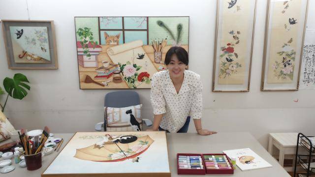 작업실에서 작품들과 함께 있는 손유영 작가.