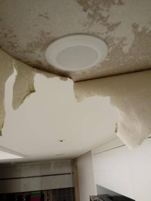 누수로 천정이 새는 모습 [사진 연합뉴스]