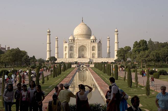 ⓒAP Photo무굴제국의 황제 샤자한이 열네 번째 아이를 낳다가 세상을 뜬 아내를 위해 22년에 걸쳐 지은 무덤 타지마할.