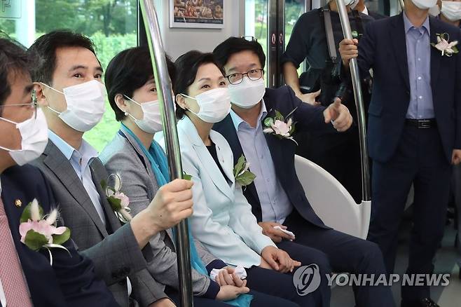 수인선 시승하는 김현미 장관 (서울=연합뉴스) 10일 경기도 수원시 고색역에서 열린 수원~인천 복선전철(수인선) 개통식에서 김현미 국토교통부 장관과 참석자들이 시승하고 있다. 2020.9.10       [국토교통부 제공. 재판매 및 DB 금지] photo@yna.co.kr