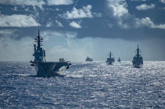 '퍼시픽 뱅가드' 훈련에 참가한 미 해군 알레이버크급 구축함인 배리함(오늘쪽) 등이 괌 인근 해상에서 11일(현지시간) 기동하고 있다. [사진 미 제7함대]