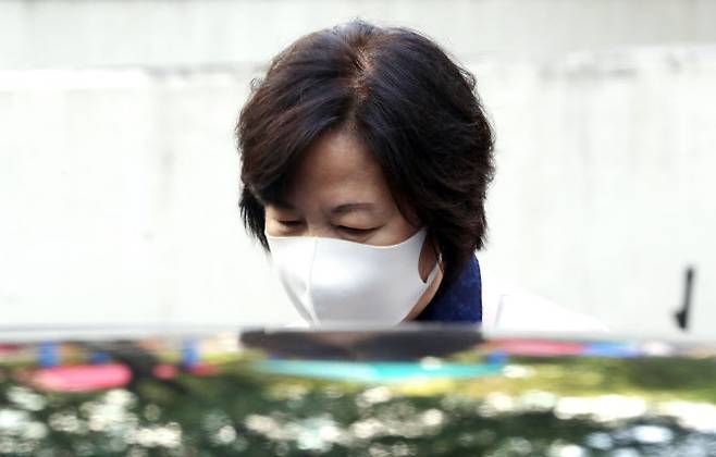 추미애 법무부 장관이 14일 광진구 자택을 나서며 차량에 탑승하고 있다. [사진=연합뉴스]