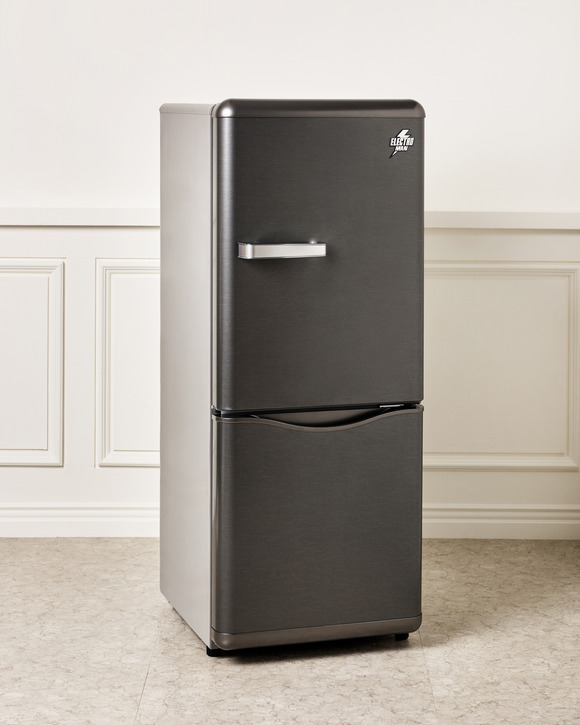 이마트는 오는 17일 소형 냉장고 '일렉트로맨 레트로 냉장고 150L'를 출시한다고 밝혔다. /이마트 제공