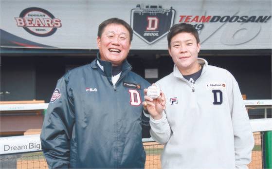 두산의 주전포수로 나서며 지난해 우승 포수 타이틀을 거머쥔 박세혁(오른쪽) 선수는 아버지 박철우 2군 감독과 한솥밥을 먹고 있다.