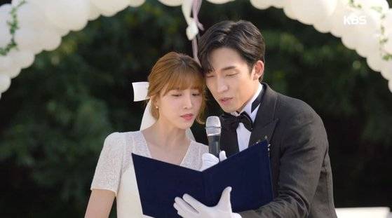 주말드라마 '한번 다녀왔습니다'의 '다재커플' 이초희(왼쪽)와 이상이. 12일 방송에서 마침내 결혼, 알콩달콩 살아가는 모습을 보여주면서 주말드라마다운 해피엔딩을 완성했다. [사진 KBS]