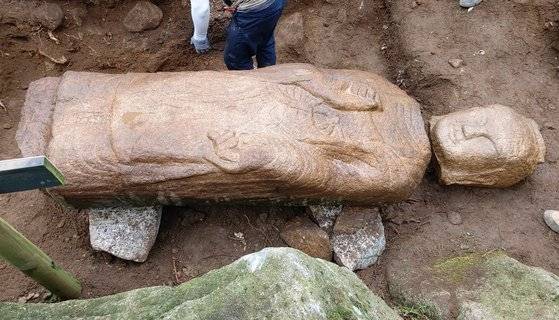 국립공원공단 북한산국립공원사무소는 문화재청 발굴 허가를 얻어 북한산 지역 매장 및 비지정문화재를 발굴조사 하던 중 지난 12일 경기도 고양시 구역 인수봉 아래 계곡에서 몸통과 머리가 분리된 석불입상을 발견했다고 14일 밝혔다. [사진 북한산국립공원사무소]