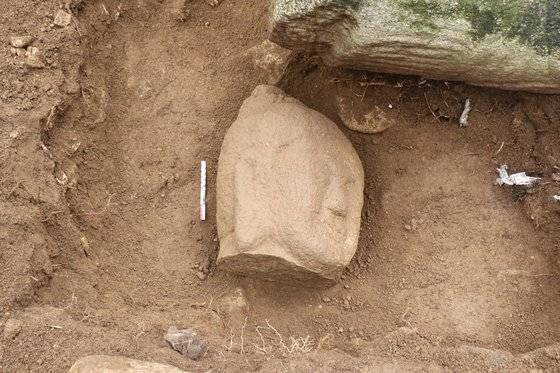 국립공원공단 북한산국립공원사무소가 14일 공원 내 산재해있는 비지정문화재 정밀조사 중 북한산 인수봉 아래(경기도 고양시 덕양구 소재)에서 고려시대 초기 석불입상을 발굴, 불두(佛頭)도 함께 출토되었다고 밝혔다.  북한산 인수석불입상은 10세기에서 11세기 석불상의 특징을 보이는 것으로 조사됐다. [사진 국립공원공단 북한산국립공원사무소]