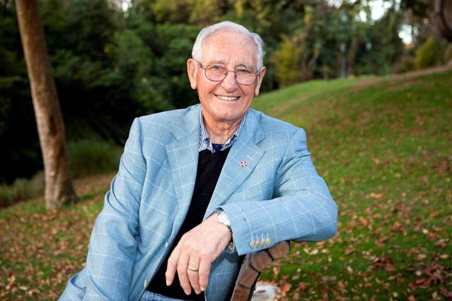 1963년 두 개의 별에서 블랙홀이 만들어지는 과정을 최초로 발견한 뉴질랜드 과학자 로이 커. [The University of Canterbury;캔터베리대학]