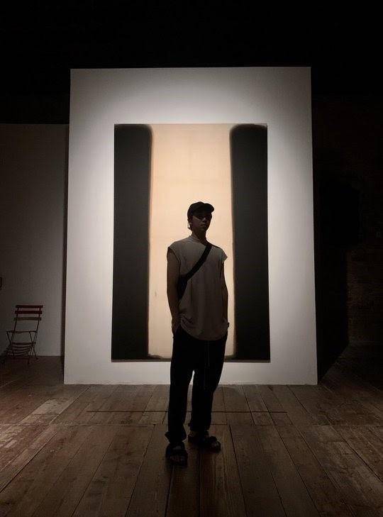 국립현대미술관이 기획한 베네치아의 윤형근 전시를 관람하는 RM [출처 BTS 트위터. 재판매 및 DB 금지]