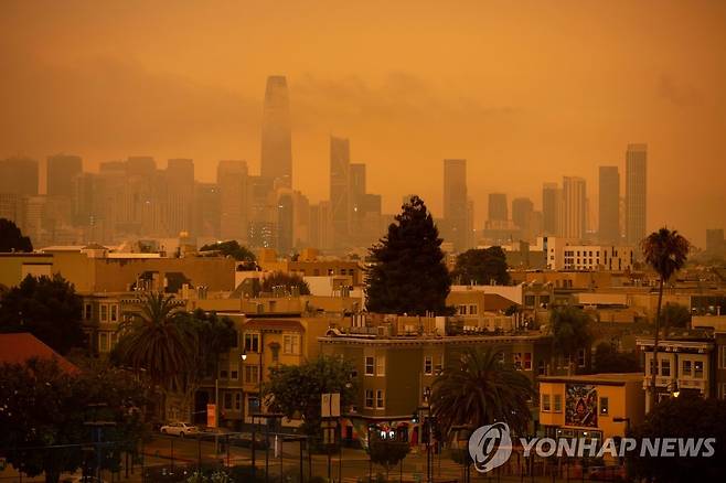 산불 연기에 뒤덮힌 샌프란시스코 시내 전경 [AFP=연합뉴스]