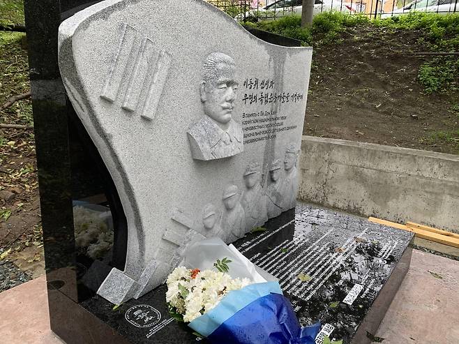 러시아에 들어선 임시정부 초대 국무총리 이동휘 선생 기념비 (블라디보스토크=연합뉴스) 김형우 특파원 = 14일 오전 러시아 블라디보스토크 파크롭스키 성당 인근에 세워진 대한민국 임시정부 초대 국무총리인 성재 이동휘(1873.6∼1935.1) 선생의 기념비의 모습. 2020.9.14   vodcast@yna.co.kr