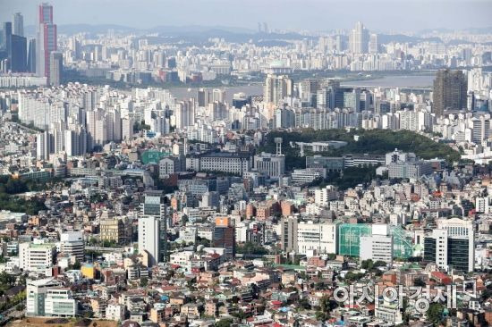 임대차법 개정 등의 영향으로 전세 매물이 줄면서 서울 전셋값 상승세가 꺾이지 않고 있다. 8일 서울 남산에서 바라본 도심 모습. /문호남 기자 munonam@
