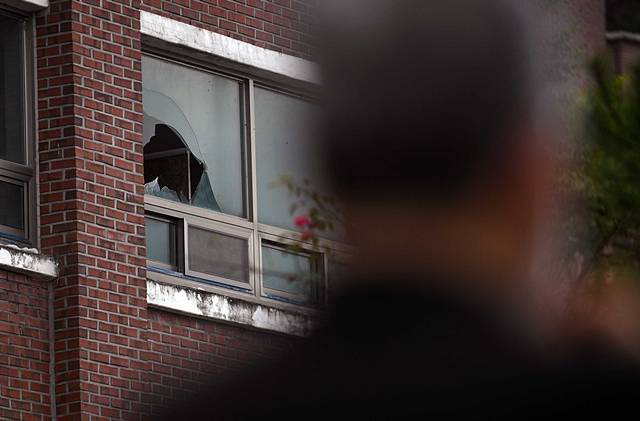 지난달 25일 주용기 전 서남대 교수가 2018년 폐교 이후 새 주인을 찾지 못해 깨진 그대로 방치된 건물 유리창을 바라보고 있다. 남원=윤성호 기자