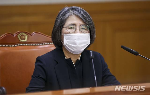 [서울=뉴시스]사진공동취재단 = 김영란 양형위원장이 지난 14일 오후 서울 서초구 대법원에서 열린 제104차 양형위원회 회의에 참석해 위원들과 대화하고 있다. 2020.09.14. photo@newsis.com