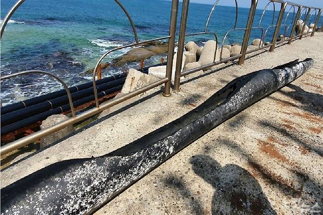 지난 1월 너울성 파도로 파손된 해수인입관이 그대로 방치돼 있다.(사진=유선희 기자)