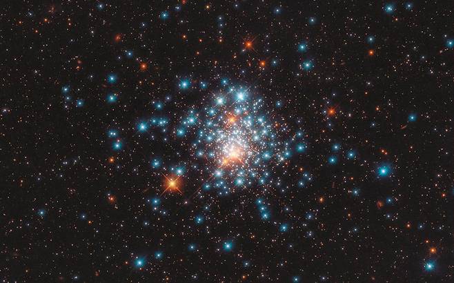 [우주를 보다] '우주의 보석상자'..공처럼 모여 빛나는 NGC 1805 포착