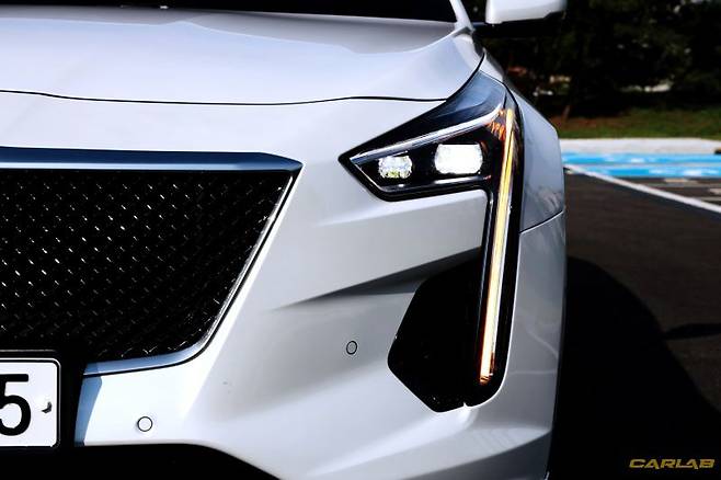 콘셉트카 '에스칼라' 영향을 받은 헤드램프