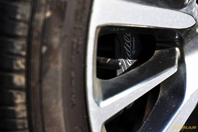 캐딜락 로고가 세겨진 멋진 브렘보 브레이크