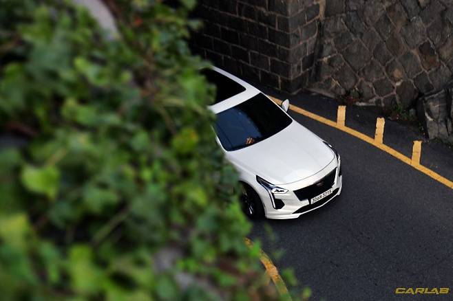 부드러운 서스펜션은 연속된 코너에서 약점을 드러낸다.