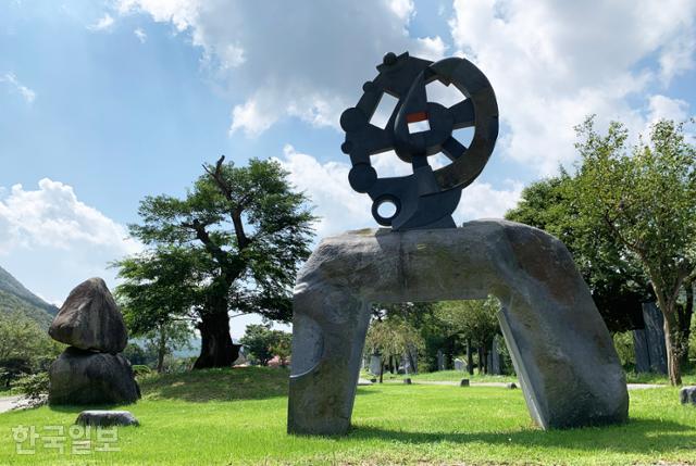 개화예술공원 산책로에보령 특산물인 '남포오석'으로 만든 석재 조형물이 많이 세워져 있다.