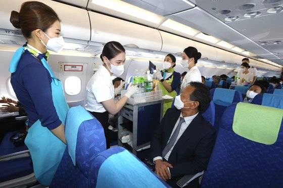 지난 10일 국내 항공사 최초 에어부산의 도착지 없는 비행 체험 프로그램에 참가한 경북 포항시 위덕대학교 항공관광학과 학생 80여명이 운행중인 에어부산 항공기 내에서 실습 체험을 해보고 있다. 송봉근 기자