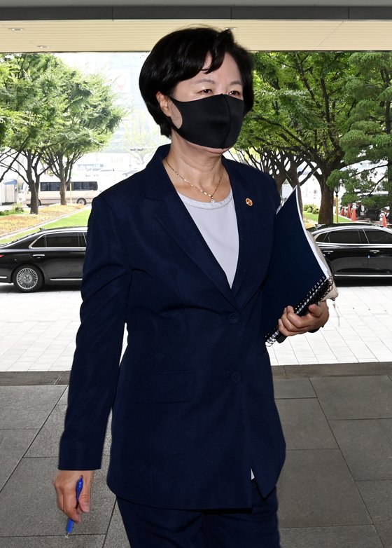 추미애 법무부장관이 15일 오전 국무회의에 참석하기 위해 서울 종로구 정부서울청사로 들어서고 있다. 뉴스1