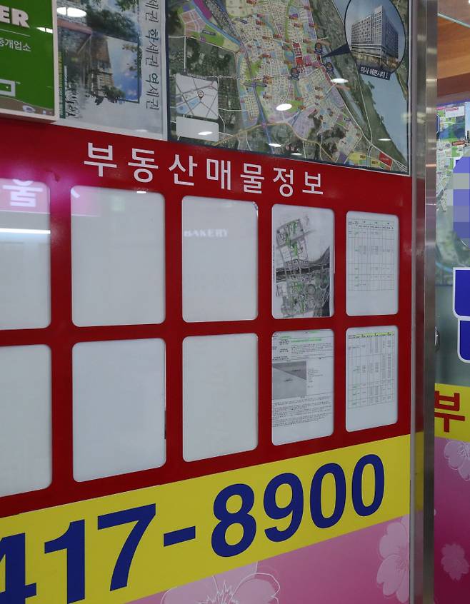 텅 빈 아파트 매물정보란 계약갱신청구권 도입 등을 골자로 한 새 주택임대차보호법이 시행된 지난 7월31일 서울 송파구의 한 공인중개사무소 ‘매물정보’란이 많이 비어있다. 김기남 기자 kknphoto@kyunghyang.com