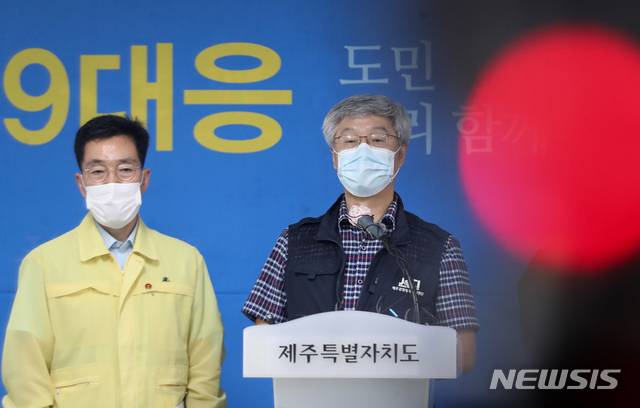 [제주=뉴시스]우장호 기자 =  배종면 제주도 감염병관리지원단장(오른쪽)과 임태봉 도 보건복지여성국장이 15일 오전 제주도청 3층 기자실에서 코로나19 대응방역 브리핑을 열고 있다.