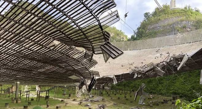푸에르토리코에 있는 거대 전파망원경 ‘아레시보 전파망원경’이 알 수 없는 이유로 하루 아침에 일부 파손됐다