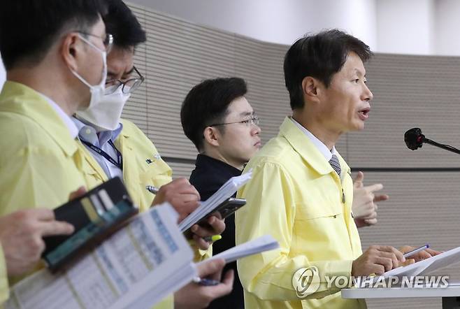김강립 1차관 "추석 연휴, 방역지침에 따라 국민들께서 행동하실 수 있도록 준비" (세종=연합뉴스) 김주형 기자 = 김강립 중앙재난안전대책본부 총괄대변인(보건복지부 1차관, 오른쪽)이 16일 오전 세종시 정부세종청사에서 열린 코로나19 대응 정례 브리핑을 마친 뒤 취재진의 질문에 답변하고 있다. 2020.9.16 kjhpress@yna.co.kr