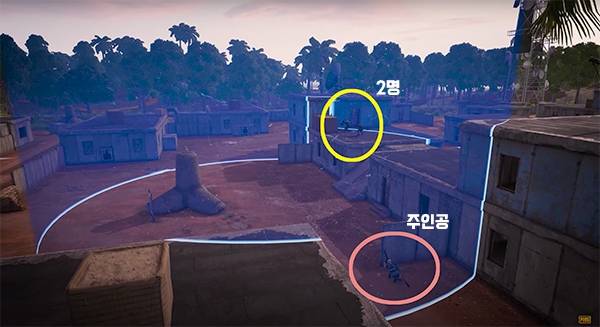 사녹의 부트캠프 건물 벽 뒤에 숨어 적 2명의 상황을 살피는 주인공