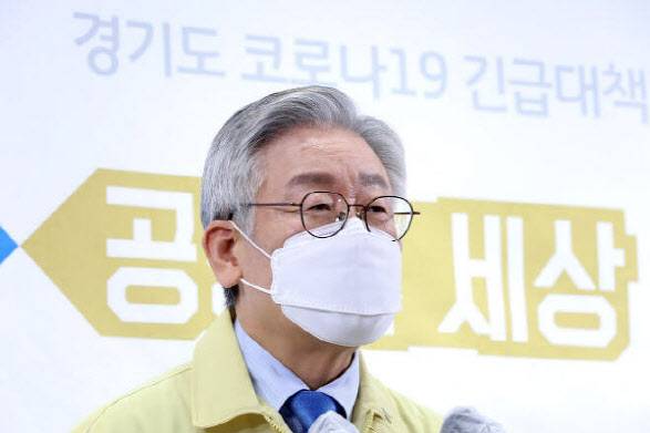 이재명 경기도지사는 지난 15일 페이스북에 올린 ‘근거 없이 정부정책 때리는 얼빠진 국책연구기관’ 제목의 글에서 한국조세재정연구원과 관련해 “정부 정책 훼손하는 국책연구기관에 대해 엄중문책이 있어야 마땅하다”고 밝혔다. 연합뉴스 제공