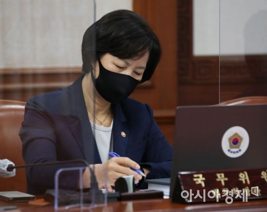 추미애 법무부장관이 지난 15일 서울 종로구 정부서울청사에서 열린 국무회의에 참석하고 있다./김현민 기자 kimhyun81@
