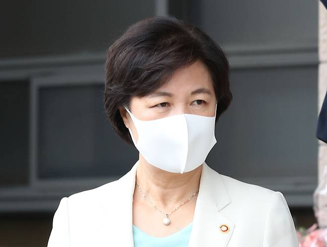 추미애 법무부 장관이 16일 경기도 정부과천청사 법무부를 나서고 있다. /연합뉴스