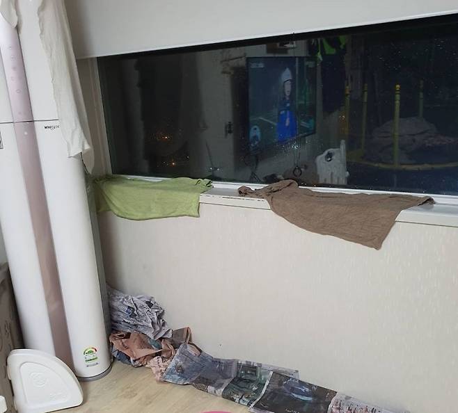 ▲외부에서 비가 창문틀 사이로 집안으로 들이치는 울산의 한 LH임대아파트 /사진=제보자