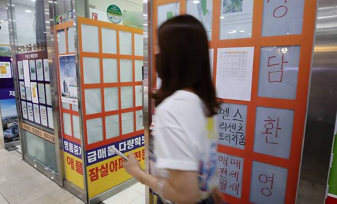 [서울=뉴시스] 고범준 기자 = 전월세 거주를 4년간 보장하고 전월세 인상률을 5%로 제한하는 주택임대차보호법 개정안이 시행되는 31일 오후 서울 송파구의 부동산 밀집 지역 매물을 알리는 정보란이 비어 있다. 2020.07.31.   bjko@newsis.com