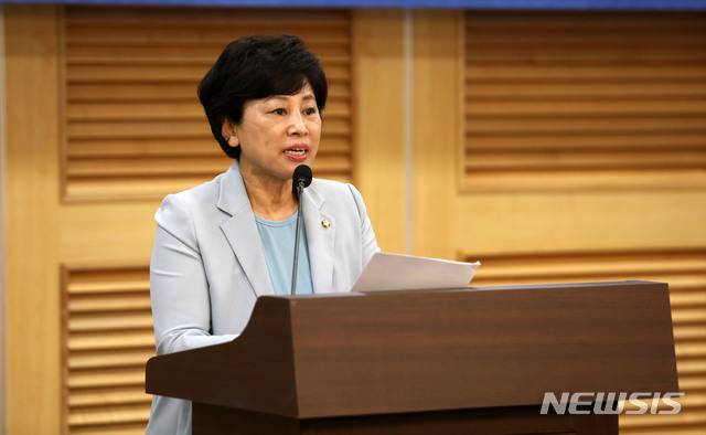 [서울=뉴시스]김선웅 기자 = 남인순 민주당 의원이 7일 오후 서울 여의도 국회에서 열린 신현영 의원실 주최 '의료기관 아동학대 신고율 제고 방안은?' 정책토론회에서 축사를 하고 있다. 2020.07.07. mangusta@newsis.com