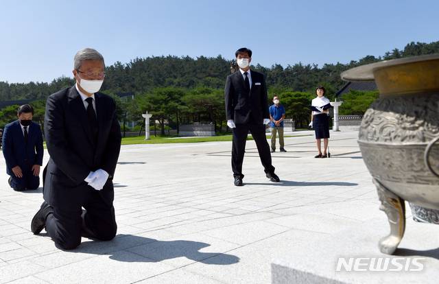 [광주=뉴시스] 류형근 기자 = 김종인 미래통합당 비상대책위원장이 19일 오전 광주 북구 운정동 국립5·18민주묘지를 찾아 오월 영령 앞에 무릎을 꿇고 참배하고 있다. 2020.08.19. hgryu77@newsis.com