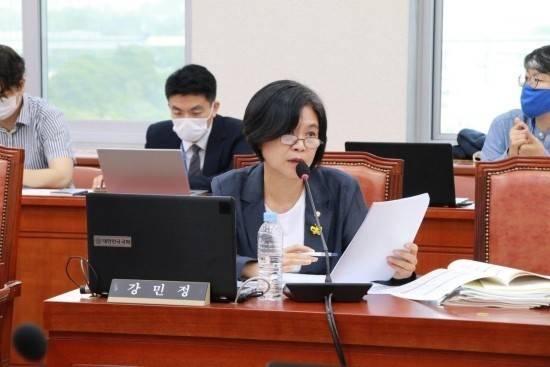 열린민주당 강민정 의원실이 전국 17개 시·도교육청으로부터 '3D프린터 보유 및 유해 프린팅 사용 현황' 제출받아 발표하고 있다ⓒ강민정의원실